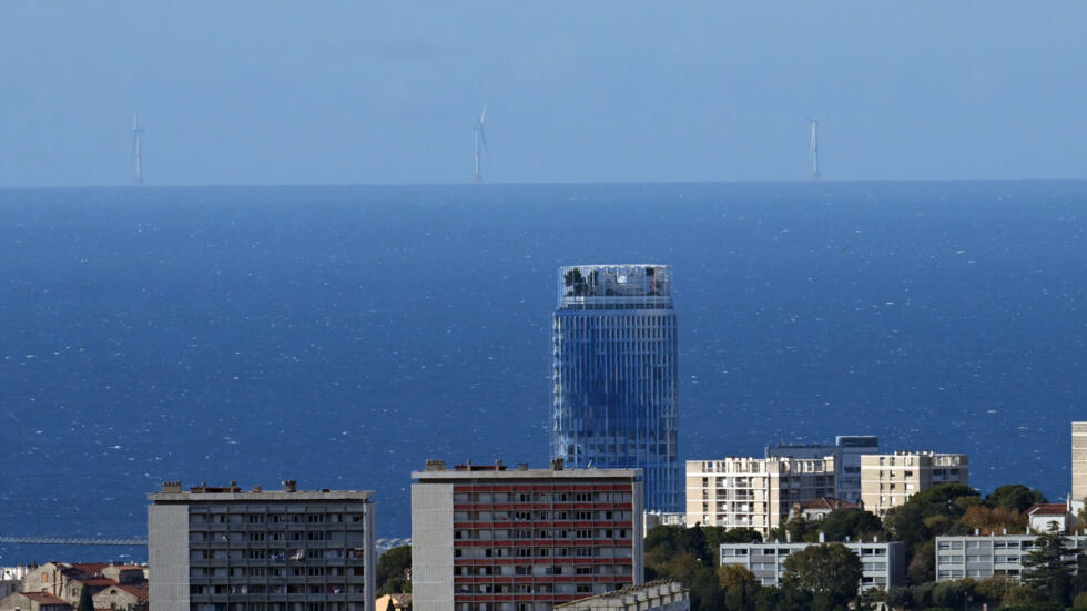 Unas turbinas de energía eólica ubicadas a 40 kilómetros de la costa de Marsella, en el sur de Francia, en una imagen del 17 de noviembre de 2023