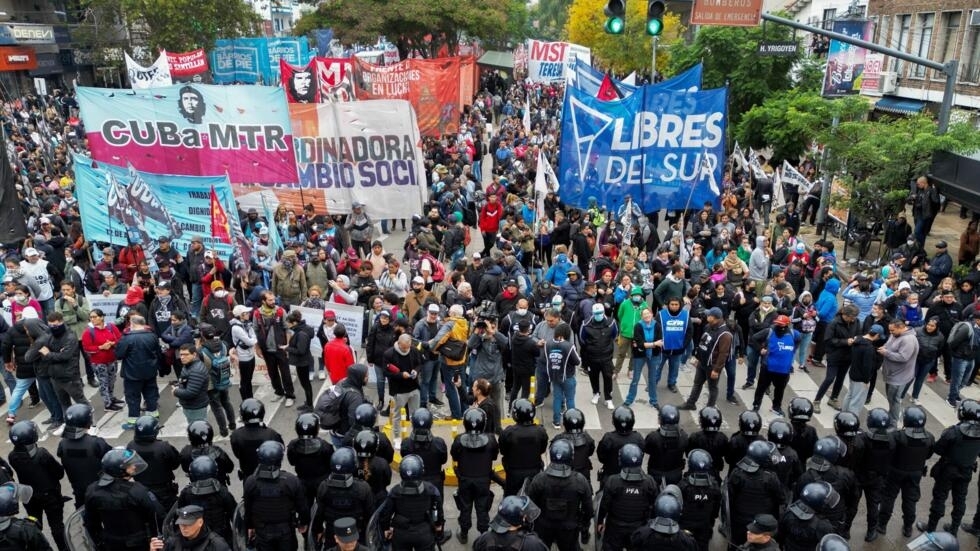 Marcha de organizaciones sociales rumbo a la quinta presidencial de Olivos, en el norte de Buenos Aires, para reclamar al presidente Javier Milei por sus recortes de asistencia a los sectores más vulnerables de Argentina, el 7 de mayo de 2024
