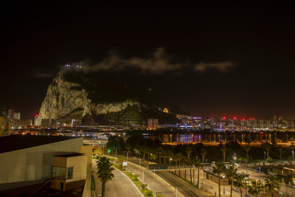 Gibraltar, fotografiado el 10 de abril de 2024 desde la localidad española de La Línea de la Concepción, en la provincia de Cádiz
