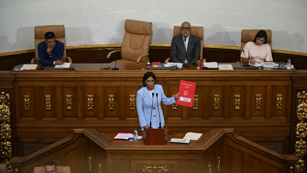 La vicepresidenta de Venezuela, Delcy Rodríguez, presenta el proyecto de "Ley contra el fascismo" en la Asamblea Nacional en Caracas el 2 de abril de 2024