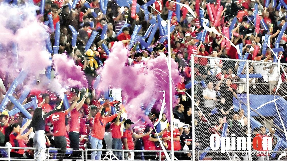 Hinchada de Wilstermann presente en el estadio Félix Capriles./ DICO SOLÍS