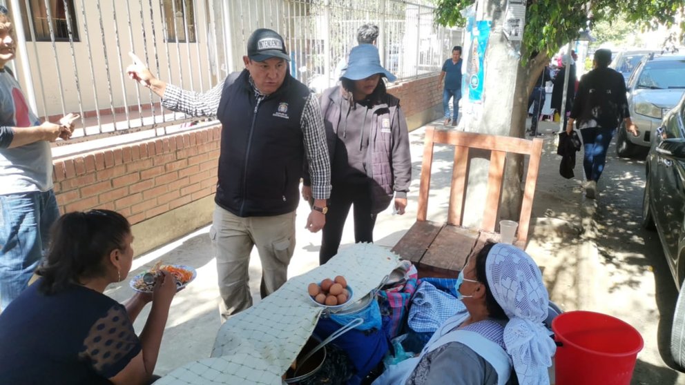 Intendencia retira comerciantes dedicadas a la venta de comida en cercanías del Hospital Viedma. INTENDENCIA