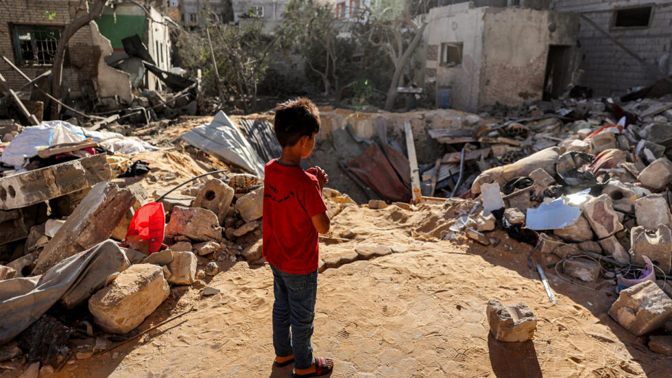 Un niño ante el cráter de un edificio bombardeado por Israel en Rafah, en el sur de la Franja de Gaza, el 8 de mayo de 2024