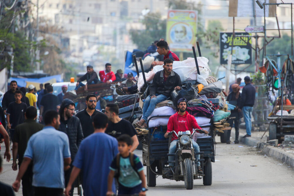 Palestinos desplazados huyen de Rafah con sus pertenencias hacia otras zonas de la Franja de Gaza, el 7 de mayo de 2024