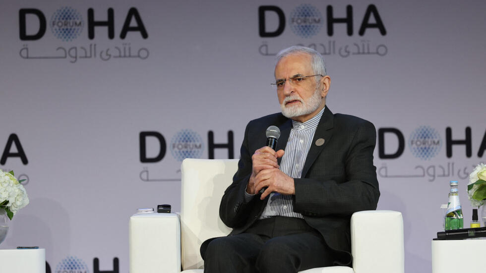El ex ministro iraní de Asuntos Exteriores, Kamal Kharazi, participa en una mesa redonda en el Foro de Doha, en la capital catarí, el 27 de marzo de 2022.