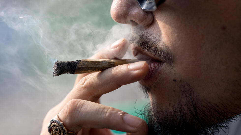 Un hombre fuma un porro en la competición Copa de Cannabis de Tailandia, el 10 de diciembre de 2022 en un dispensario de Bangkok