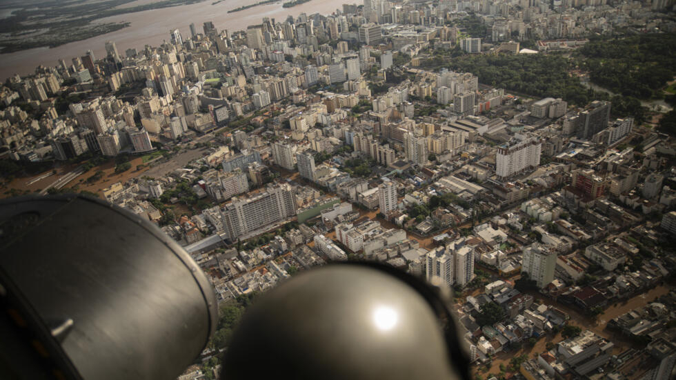 Un militar observa desde un helicóptero las calles inundadas de Porto Alegre, Rio Grande do Sul, Brasil, el 8 de mayo de 2024.