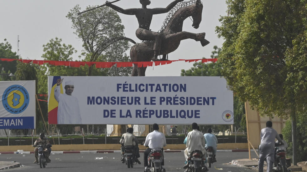 Una pancarta fotografiada el 10 de mayo de 2024 en Yamena felicita al nuevo presidente electo de Chad, Mahamat Idriss Déby Itno