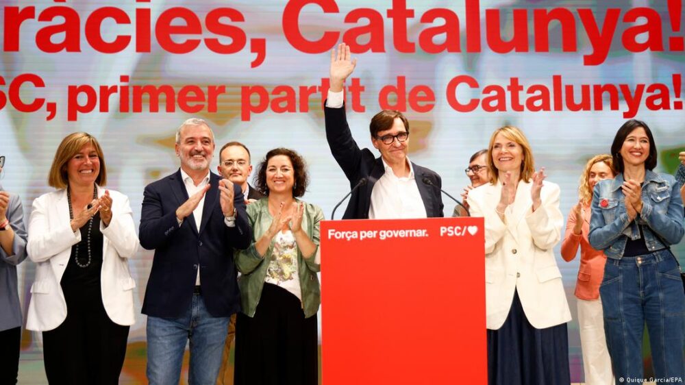 El candidato del Partido Socialista de Cataluña (PSC), Salvador Illa (centro), se dirige a los medios de comunicación en una rueda de prensa durante las elecciones autonómicas de Cataluña, en Barcelona, España, el 12.05.2024.