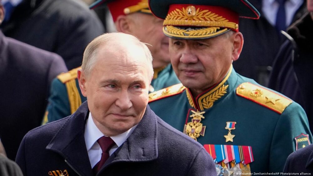 Vladimir Putin y Sergei Shoigu en el desfile militar del Día de la Victoria en Moscú.