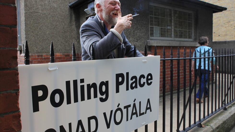 Un ciudadano fuma tras votar sobre el Tratado de Lisboa el 2 de octubre de 2009 en Dublín