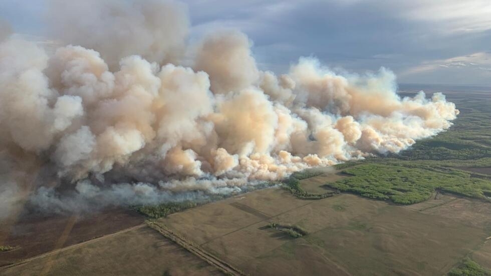 Esta fotografía aérea cedida por el Servicio de Incendios Forestales de Alberta, tomada el 10 de mayo de 2024, muestra el humo de los incendios forestales que arden en la zona forestal de la Gran Pradera, a 4 kilómetros al este de la localidad de Teepee Creek, en Alberta, Canadá