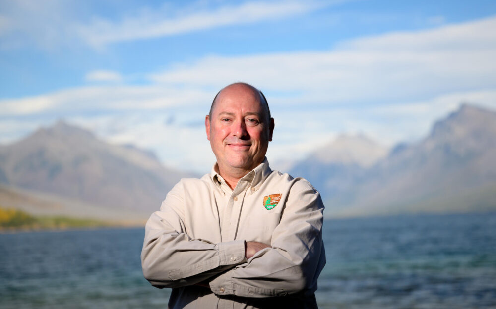 Chris Downs, responsable de recursos acuáticos del Parque Nacional Glacier, delante del lago McDonald, en Montana, Estados Unidos, el 18 de octubre de 2023