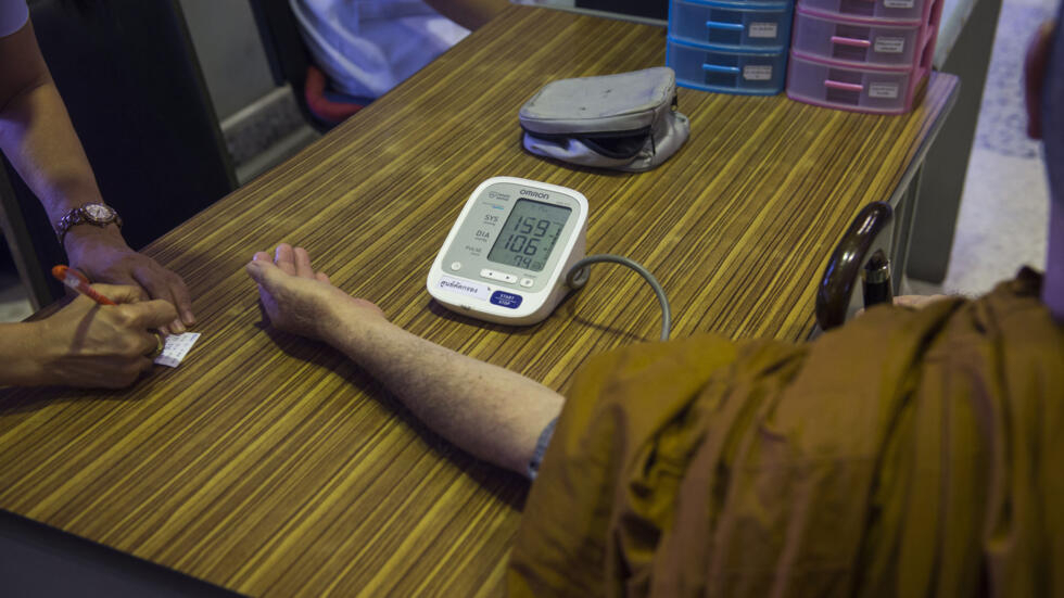 Una enfermera le mide la tensión a un paciente con síntomas de hipertensión el 12 de noviembre de 2018 en un hospital de Bangkok