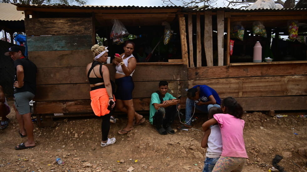 Dos menores migrantes juegan durante su estadía en la Estación de Recepción de Migrantes, en Lajas Blancas, Darién, Panamá, el 11 de marzo de 2024