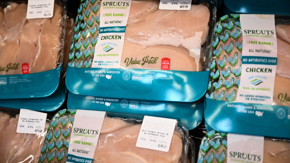 Unas bandejas de pollo, colocadas en un supermercado en Redondo Beach (California, EEUU) el 23 de febrero de 2024