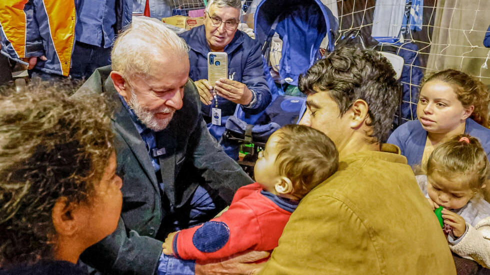 Foto cedida por la presidencia de Brasil del mandatario Luiz Inacio Lula da Silva (i) saludando a víctimas de las inundaciones en un refugio de Sao Leopoldo, estado de Rio Grande do Sul el 15 de mayo de 2024