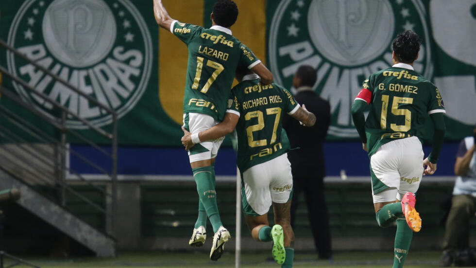 Richard Ríos (C) celebra un gol del Palmeiras ante Independiente del Valle en la Copa Libertadores el 15 de mayo de 2024 en Sao Paulo