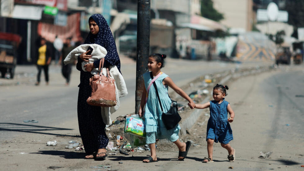 Palestinos huyen de Rafah después de que las fuerzas israelíes lanzaran una operación terrestre y aérea en la parte oriental de la ciudad, el 15 de mayo de 2024.