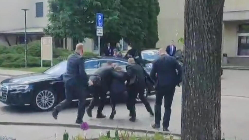 Agentes de seguridad se llevan hacia un coche al primer ministro Robert Fico tras recibir los disparos, el 15 de mayo de 2024 en Handlova (Eslovaquia), una imagen tomada de un vídeo obtenido por AFPTV