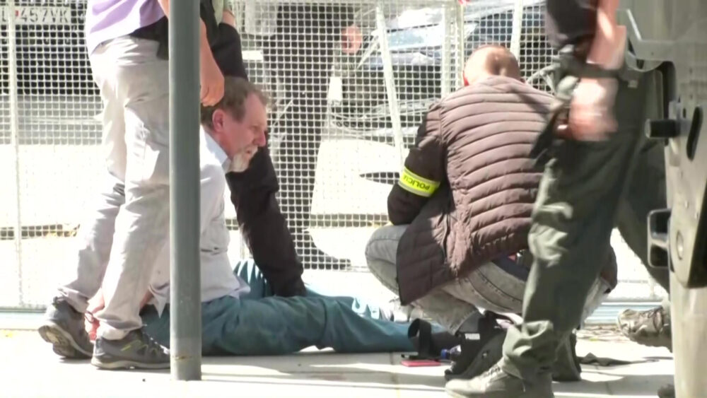 Personal de seguridad detiene al sospechoso de disparar al primer ministro Robert Fico, el 15 de mayo de 2024 en Handlova (Eslovaquia), una imagen tomada de un vídeo obtenido por AFPTV