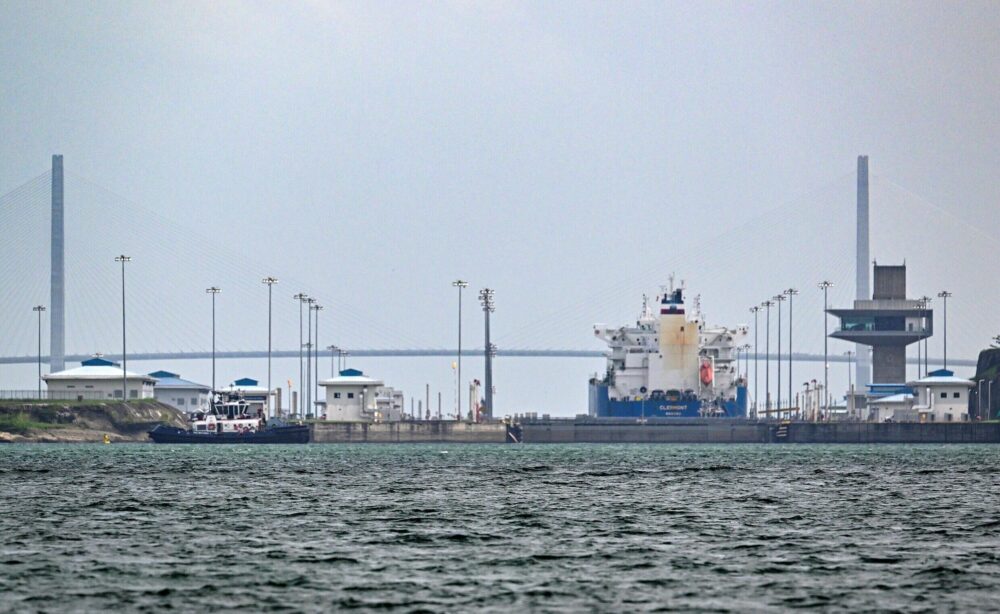 Vista de un carguero en la esclusa Agua Clara locks en Colón, Panamá, el 14 de mayo de 2024.