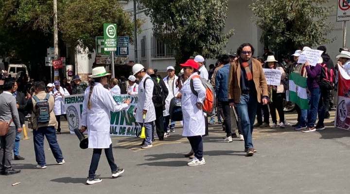 Médicos de la seguridad social protestan y exigen la destitución de gerente de la CNS