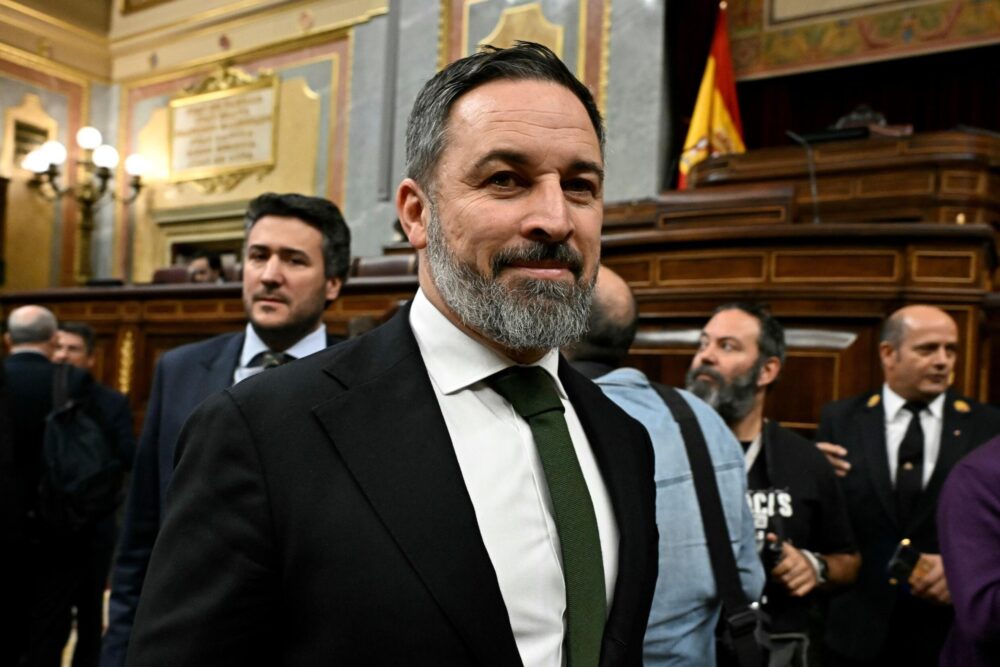 Santiago Abascal, líder del partido ultraderechista Vox, llega a una sesión del Congreso de los Diputados español, el 30 de enero de 2024 en Madrid
