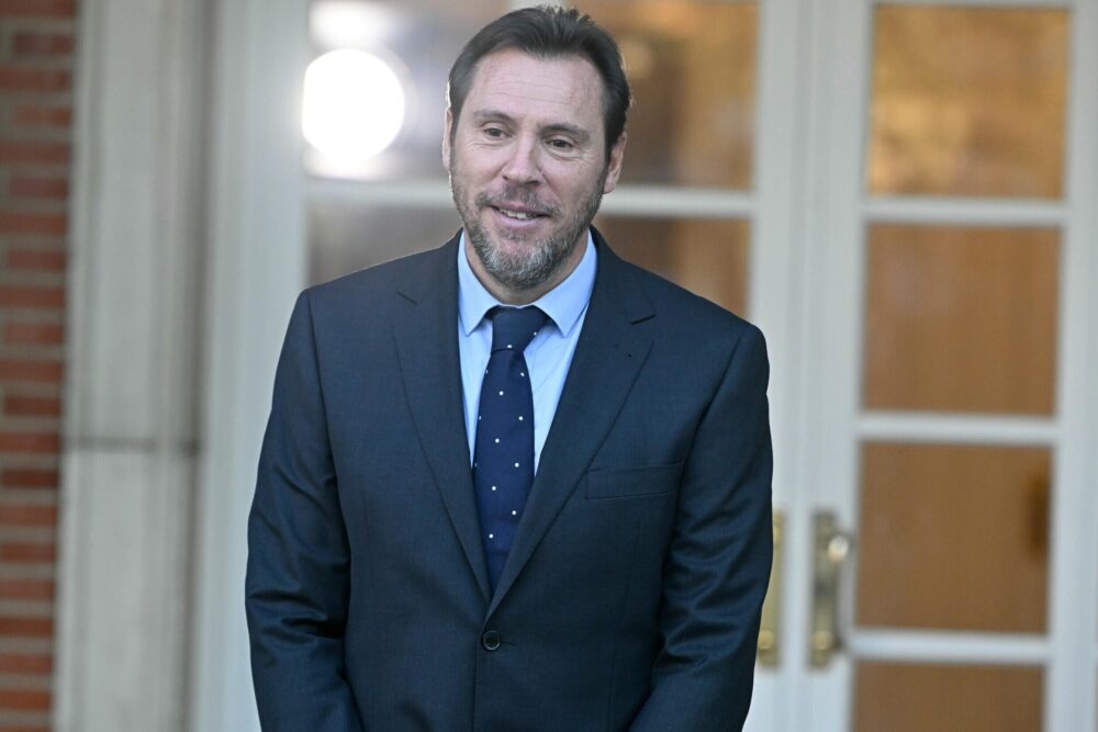 El ministro Óscar Puente llega al presidencial palacio de la Moncloa para la primera reunión del nuevo gobierno español, el 22 de noviembre de 2023 en Madrid
