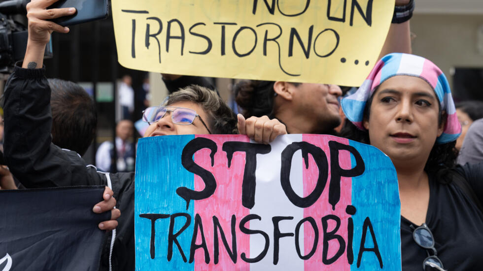Miembros de grupos LGBTQ+ protestan frente al Ministerio de Salud contra un nuevo decreto gubernamental que cataloga el transexualismo como "trastorno mental" en Lima, el 17 de mayo de 2024, durante el Día Internacional contra la Homofobia, la Transfobia y la Bifobia.