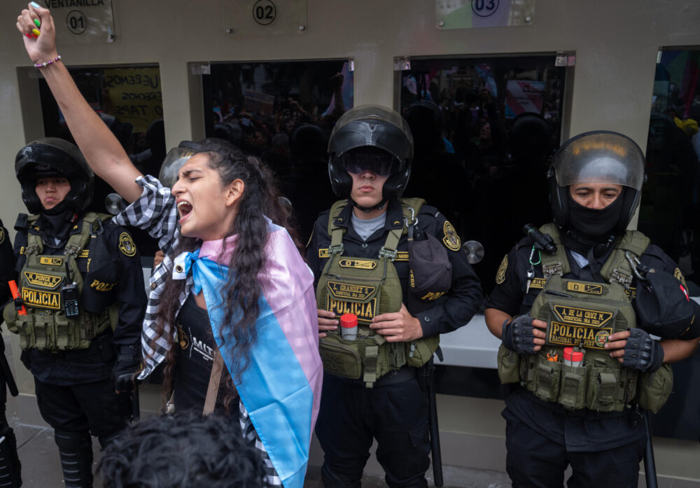 La policía vigila la entrada del Ministerio de Salud en Lima, Perú, durante una protesta organizada por grupos LGBTQ+ contra un nuevo decreto del gobierno que incluye el transexualismo como "trastorno mental" el 17 de mayo de 2024, durante el Día Internacional contra la Homofobia, la Transfobia y la Bifobia