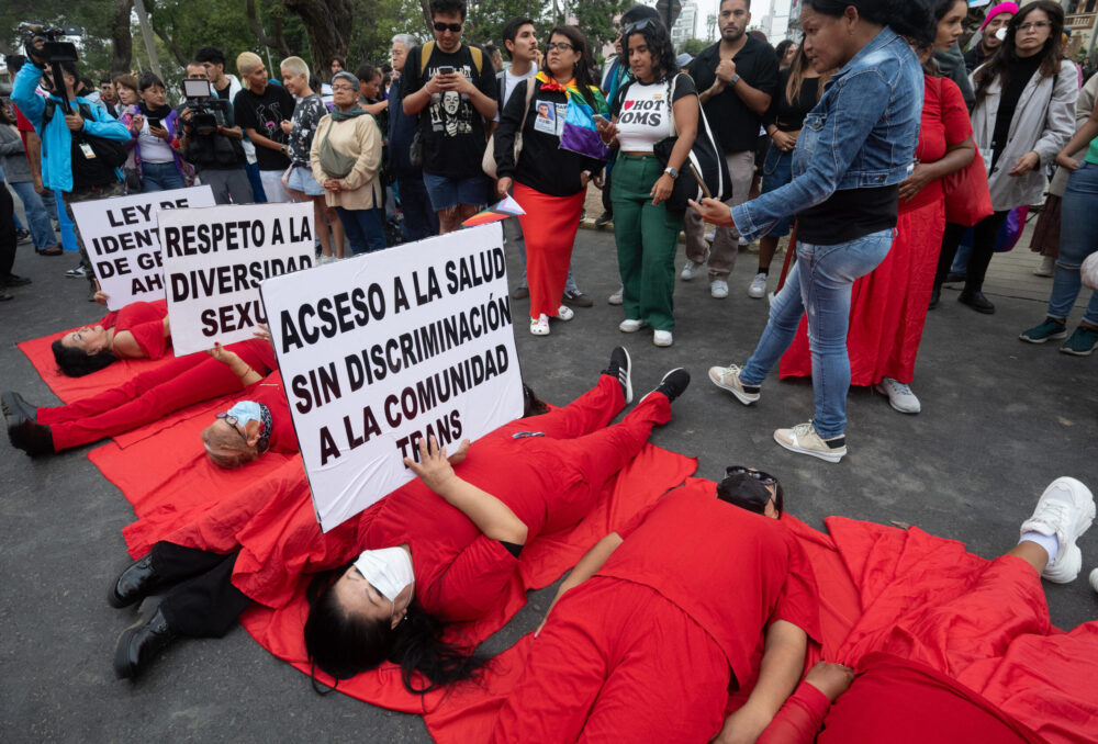 Miembros de grupos LGBTQ+ protestan frente al Ministerio de Salud contra un nuevo decreto gubernamental que cataloga el transexualismo como "trastorno mental" en Lima, el 17 de mayo de 2024, durante el Día Internacional contra la Homofobia, la Transfobia y la Bifobia.