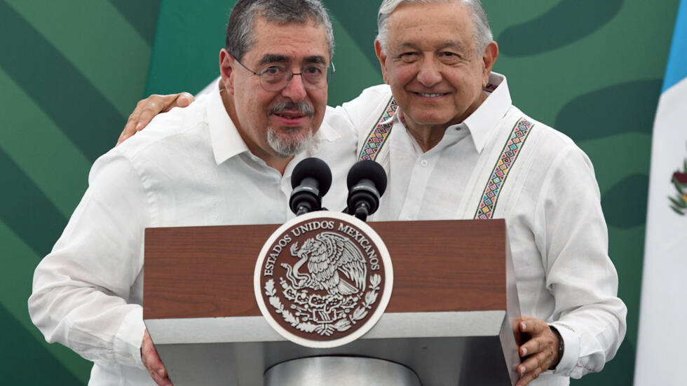 El presidente de Guatemala, Bernardo Arévalo (I), y el mandatario de México, Andrés Manuel López Obrador (D), pronuncian un discurso tras una reunión privada en la Base Aeronaval de Tapachula, estado de Chiapas, México, el 17 de mayo de 2024
