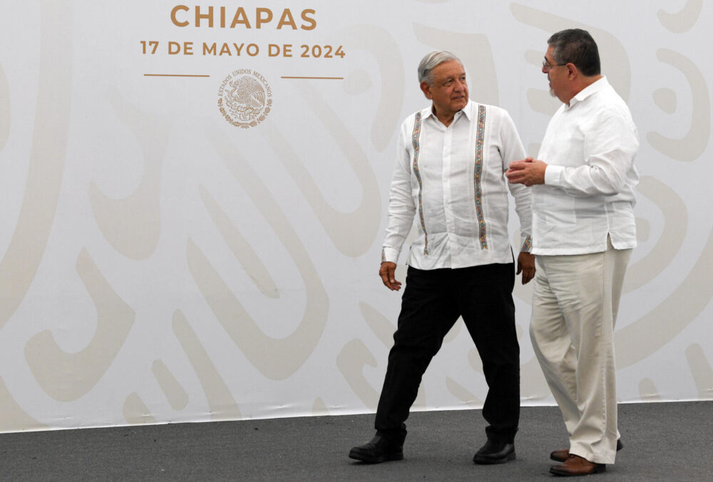El presidente de México, Andrés Manuel López Obrador (I), camina con el presidente de Guatemala, Bernardo Arévalo (D), después de una reunión privada en la Base Aeronaval en Tapachula, estado de Chiapas, México, el 17 de mayo de 2024