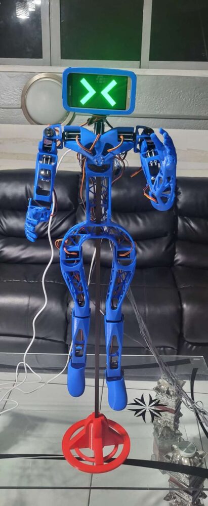 Yu Long Ricardo creó este robot en tres meses