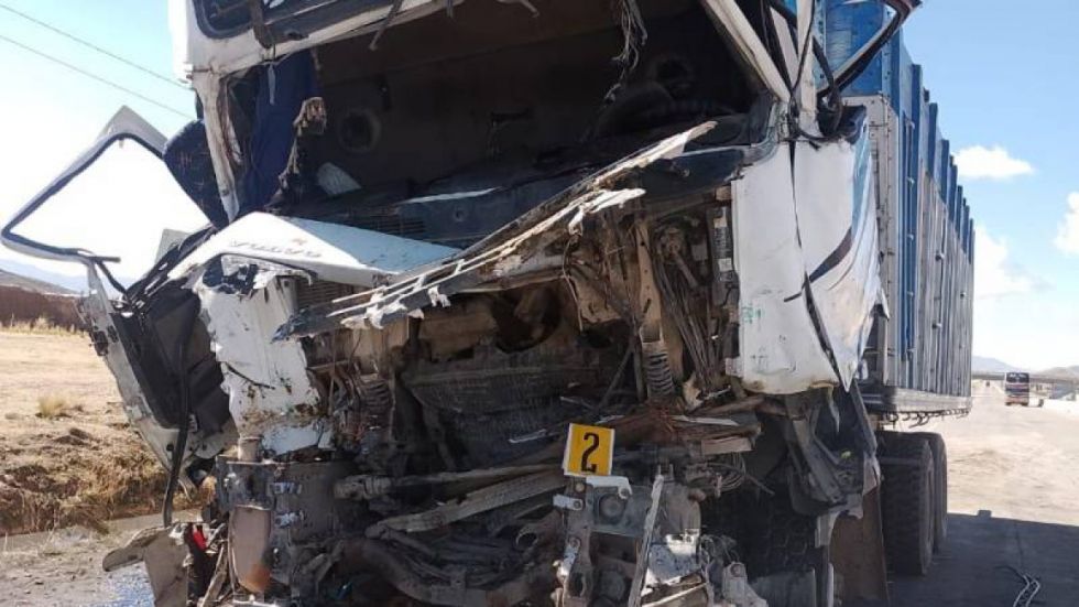Giro indebido en la carretera La Paz - Oruro provoca dos accidentes y deja al menos 13 heridos