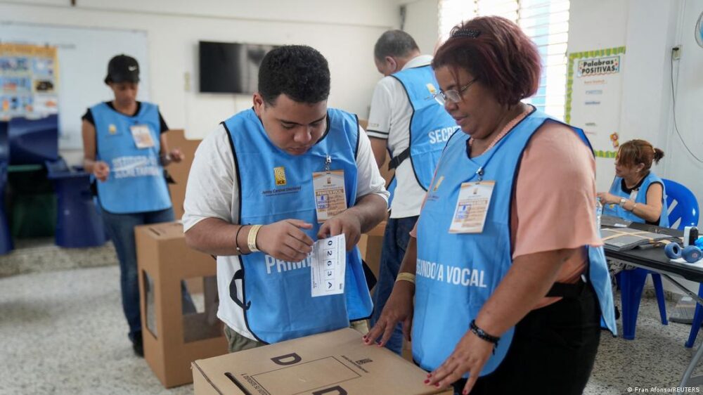 Trabajadores de colegios electorales se preparan para las elecciones presidenciales, en Santo Domingo (19.05.2024)