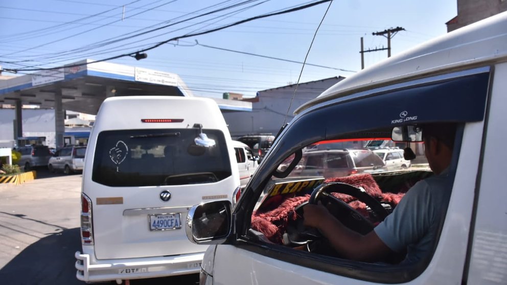 Ayer, en un surtidor de Cochabamba, largas filas de vehículos esperaban su turno para cargar combustible. DICO SOLÍS
