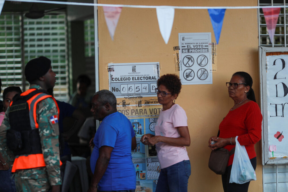 Un militar hace cola en un colegio electoral para depositar su voto, el día de las elecciones presidenciales en Santo Domingo, República Dominicana, 19 de mayo de 2024.