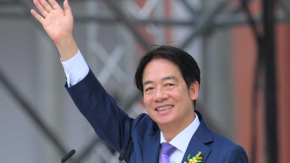 Lai Ching-te saluda durante el discurso inaugural de su presidencia tras jurar el cargo, el 20 de mayo de 2024 en Taipei