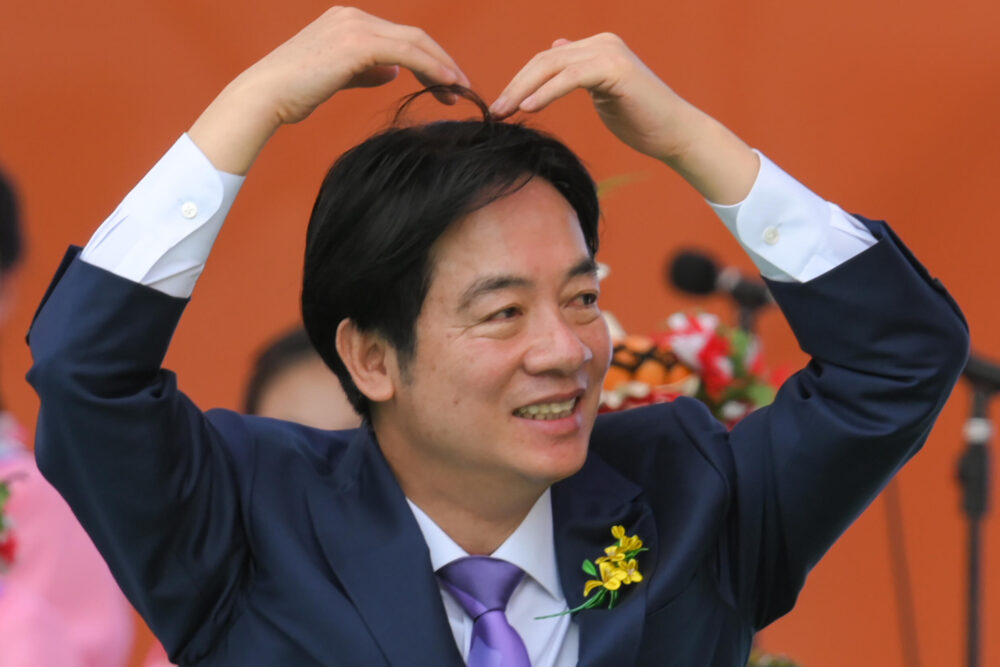 Lai Ching-te gesticula al término del discurso inaugural de su presidencia, tras jurar el cargo, el 20 de mayo de 2024 en Taipei