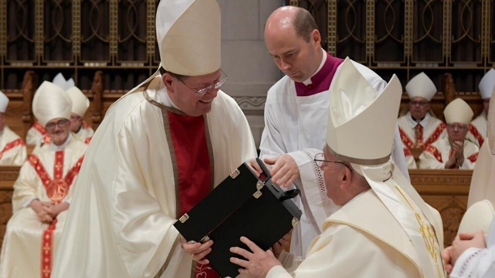 El cardenal Gerald Cyprien Lacroix (izq) habla con el papa Francisco durante la celebración de una misa en el santuario de Sainte Anne de Beaupré, el 28 de julio de 2022 en la provincia de Quebec (Canadá)