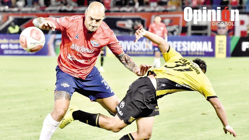 Ariel Nahuelpán disputa un balón con Ronald Bustos, durante el partido desarrollado en el Coloso de Cala Cala./ DICO SOLÍS