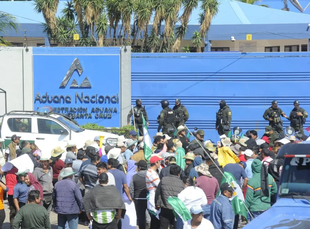 Transportistas de carga pesada protestan en el ingreso a la Aduana, en la ciudad de Santa Cruz. Ocurrió ayer. Foto: APG