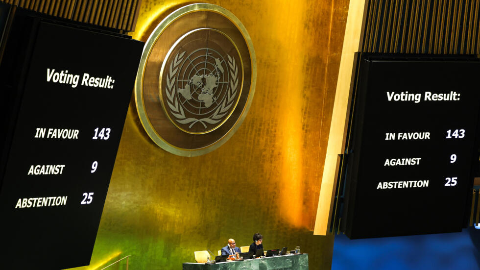 Las pantallas de la sede de la Asamblea General de la ONU muestran el resultado de la votación de una resolución sobre la plena membresía de Palestina a Naciones Unidas, el 10 de mayo de 2024 en Nueva York