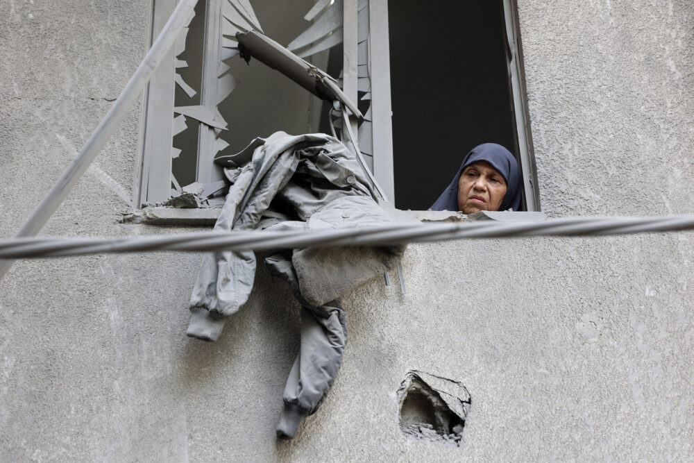 Una mujer se asoma a una ventana de un edificio alcanzado por un bombardeo israelí en el barrio de Al Daraj, en la ciudad de Gaza, el 21 de mayo de 2024