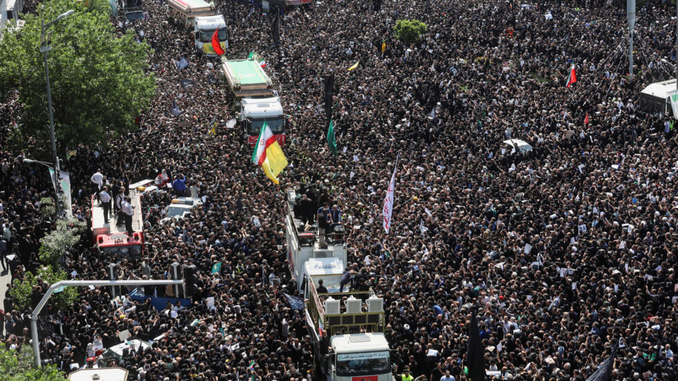 Miles de personas asisten al funeral de las víctimas del accidente de helicóptero en el que murieron el presidente iraní Ebrahim Raissi, el ministro de Exteriores Hossein Amir Abdollahian y otras personas, en Teherán, Irán, 22 de mayo de 2024.