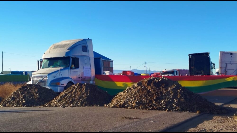 Transporte pesado de Oruro llega a un acuerdo con Aduana y se levanta el bloqueo de caminos - ANF Agencia de Noticias Fides Bolivia