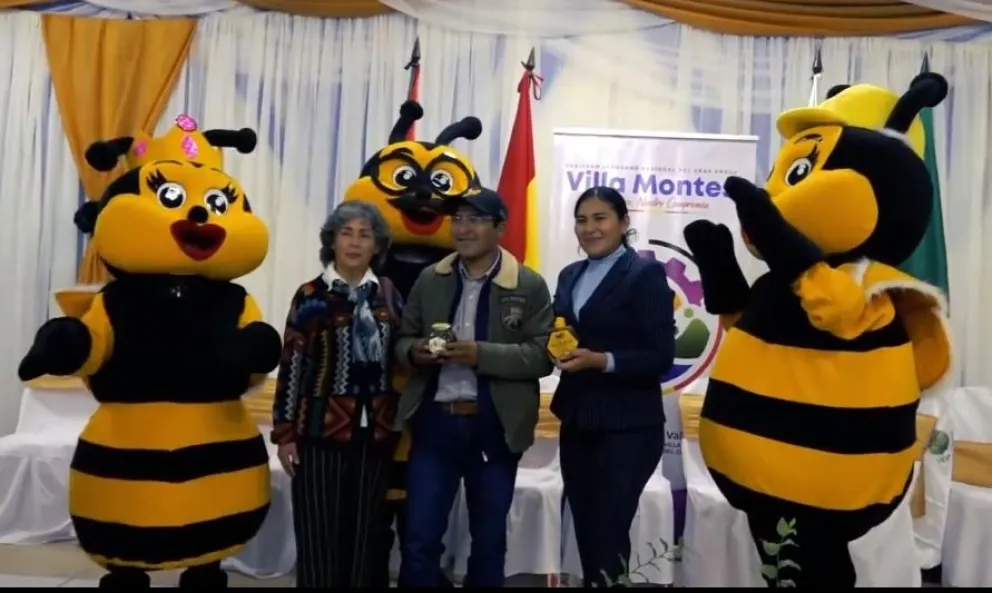El gerente general de EBA reunido con los apicultores de Villa Montes. Foto: ABI / EBA