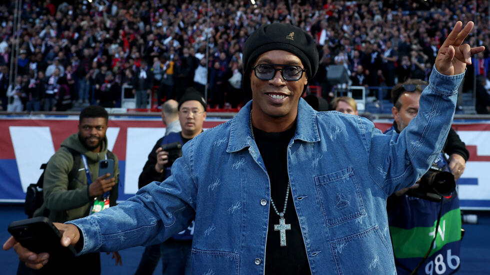 El exfutbolista brasileño Ronaldinho Gaúcho posa para una fotografía antes del partido de fútbol de ida de cuartos de final de la Liga de Campeones de la UEFA entre el París Saint-Germain (PSG) y el FC Barcelona, disputado en el estadio Parc des Princes de París el 10 de abril de 2024.